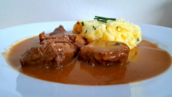 Hovězí po burgundsku